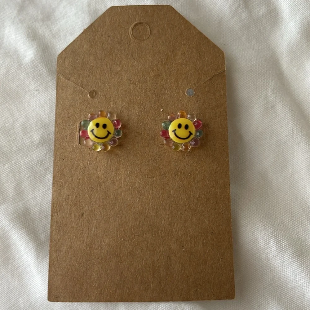 Smiley Flower Stud Earrings‎ - Picture 2 of 5